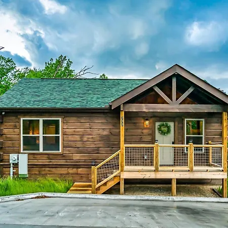 Modern Mountain Cabin! Hot Tub! Near Downtown!